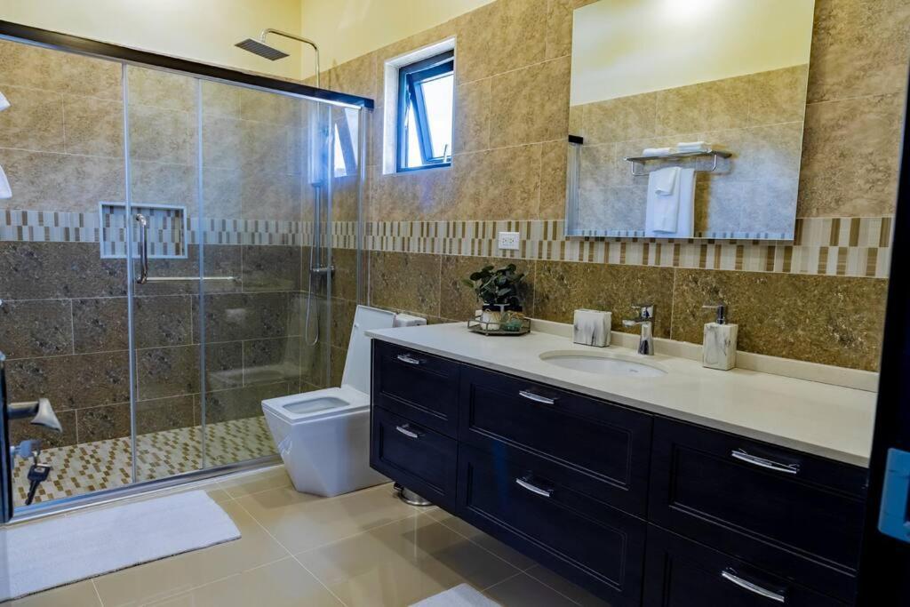 Pyramid Point Manor Villa Ocho Rios Eksteriør bilde