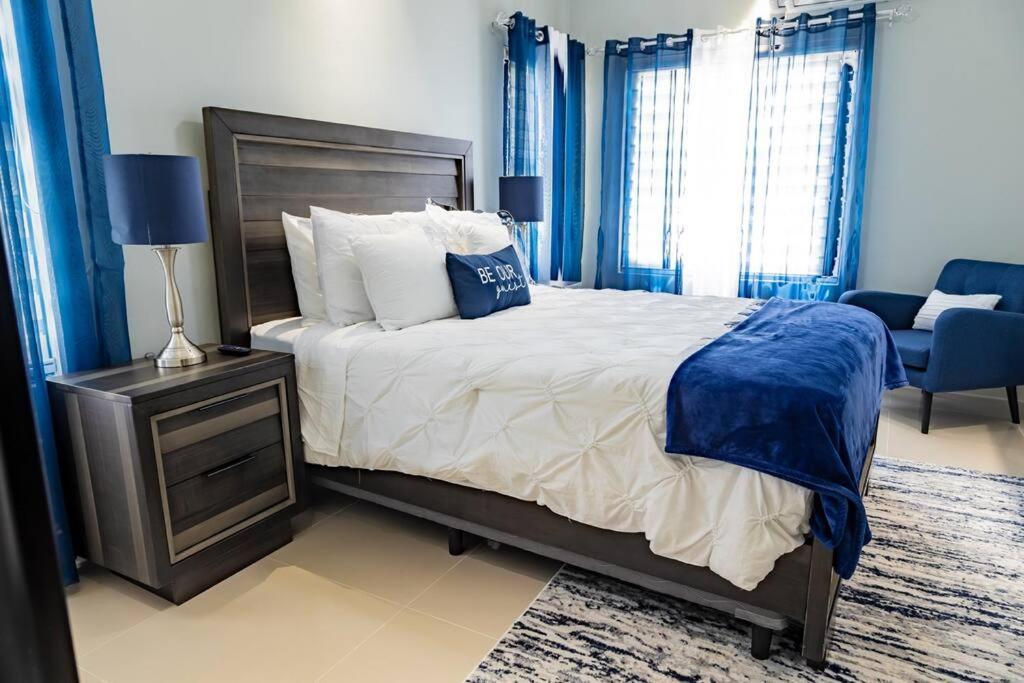 Pyramid Point Manor Villa Ocho Rios Eksteriør bilde